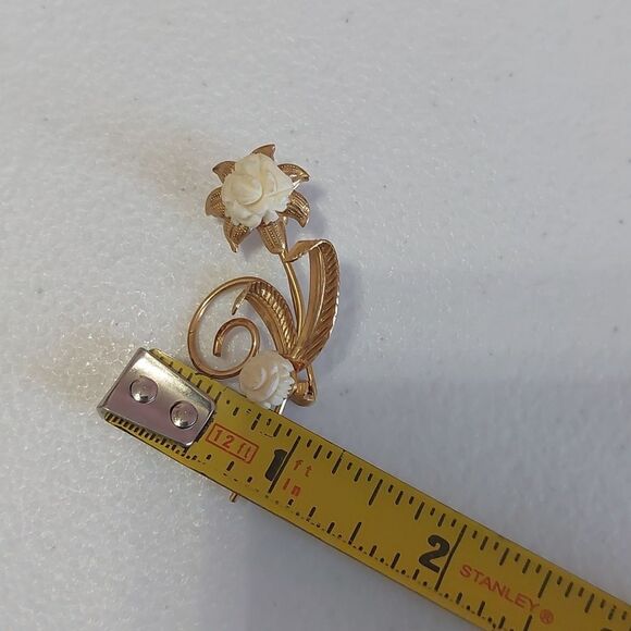 Vintage Carved Celluloid White Flower Bouquet Gold Tone Brooch Pin - Picture 7 of 7